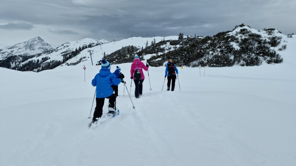 Opweg met de sneeuwschoenen naar de top.